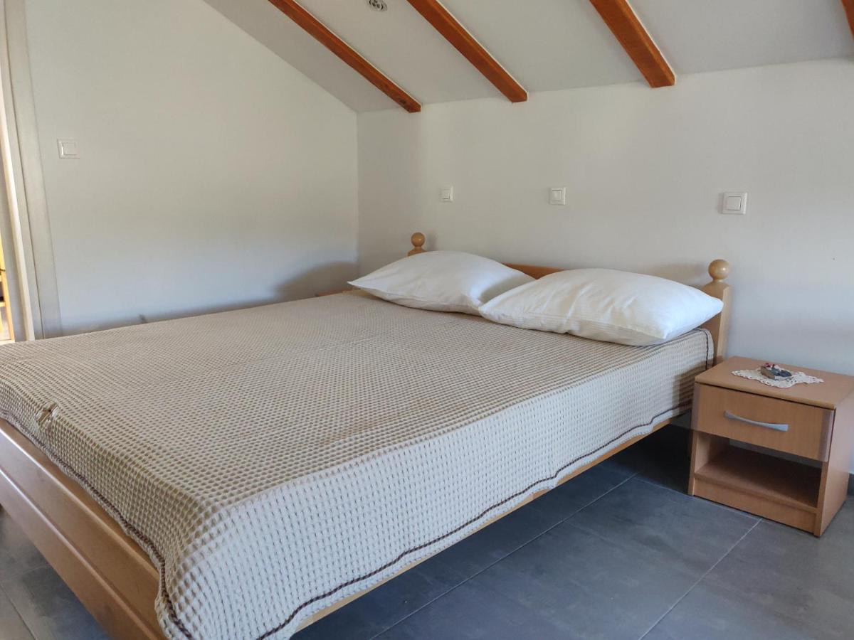 Guest House Maslina Vinisce Bagian luar foto