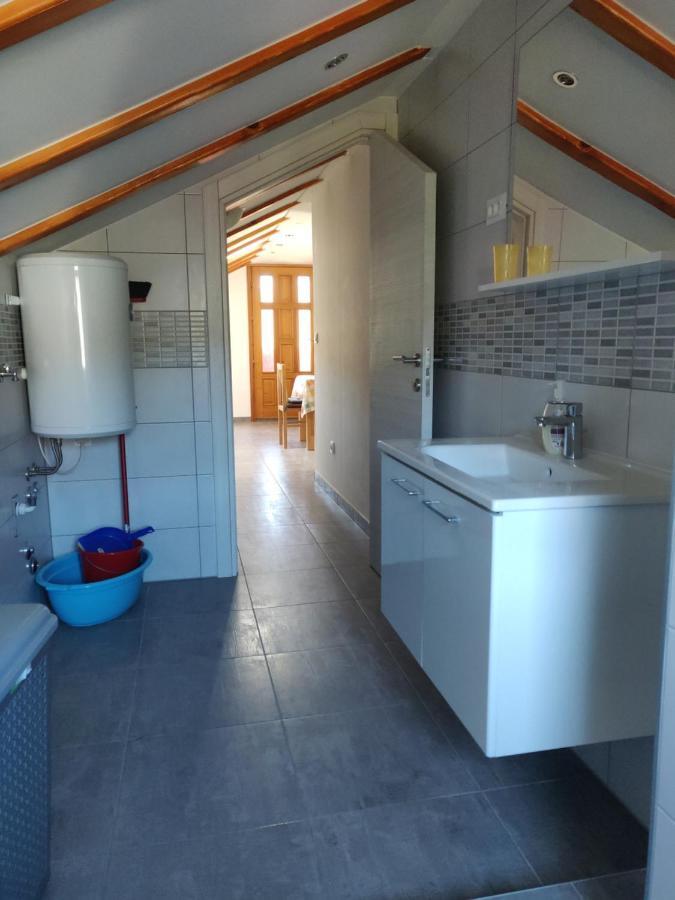 Guest House Maslina Vinisce Bagian luar foto